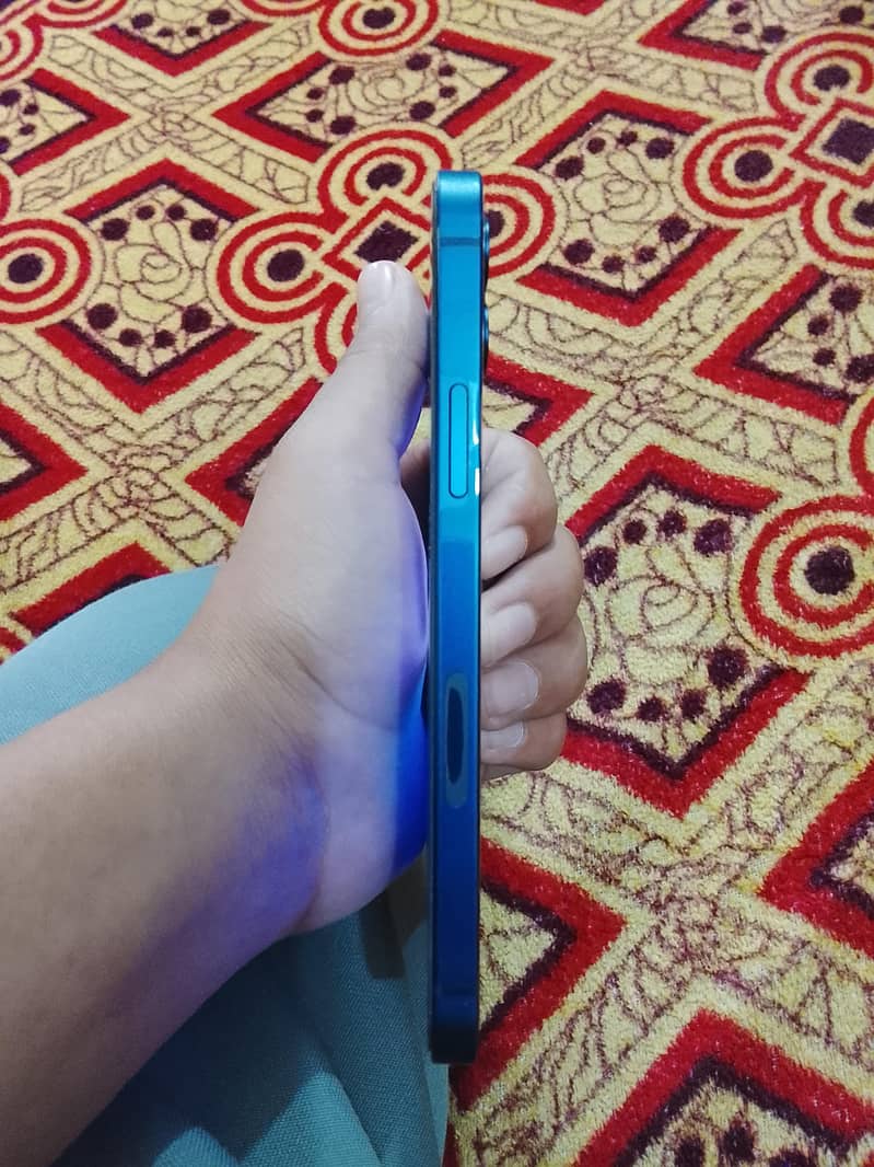 Apple iPhone 12 4