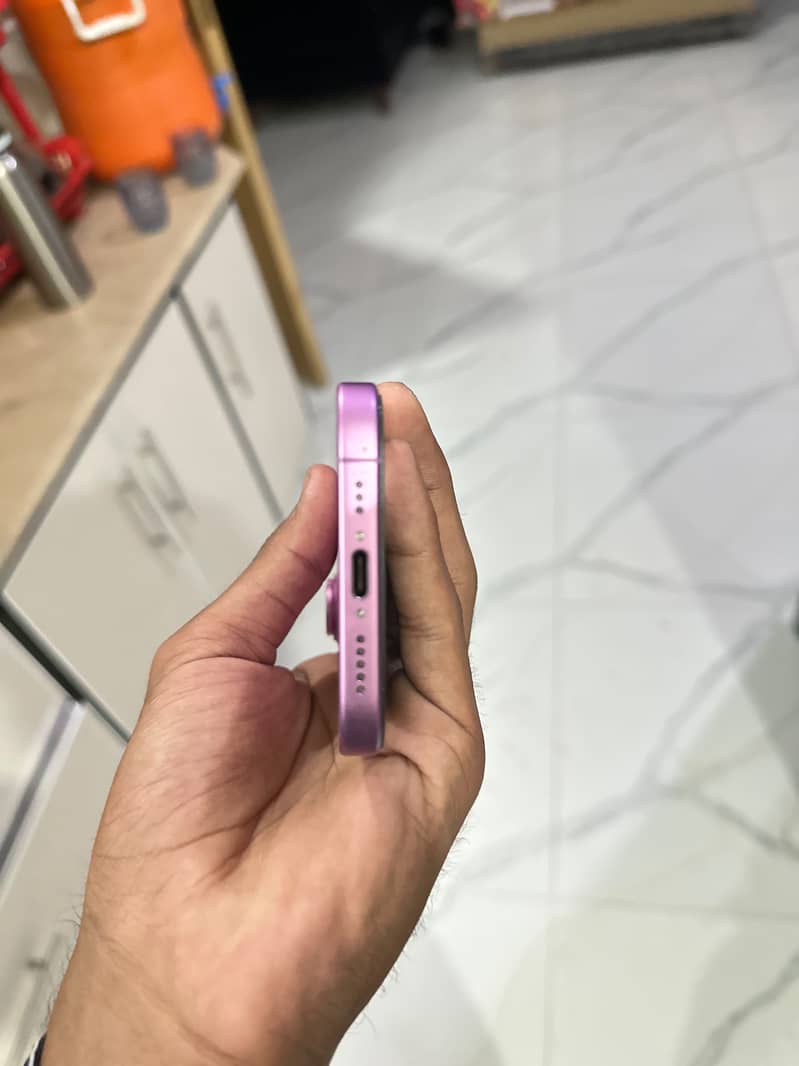 Apple iPhone 16 4