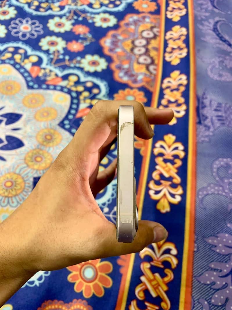 Apple iPhone 13 5