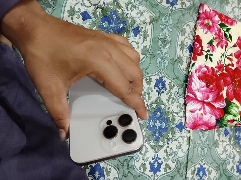 Apple iPhone 16 Pro Max 3