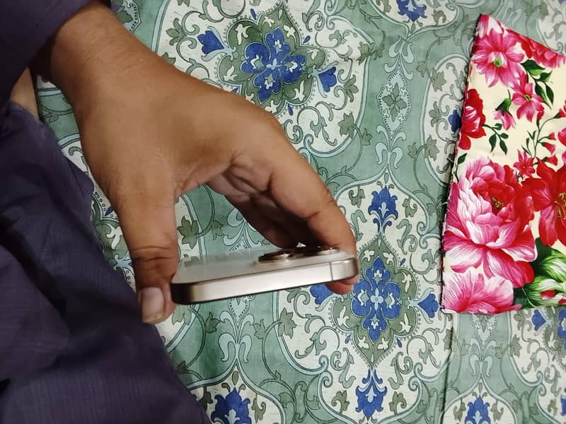 Apple iPhone 16 Pro Max 6