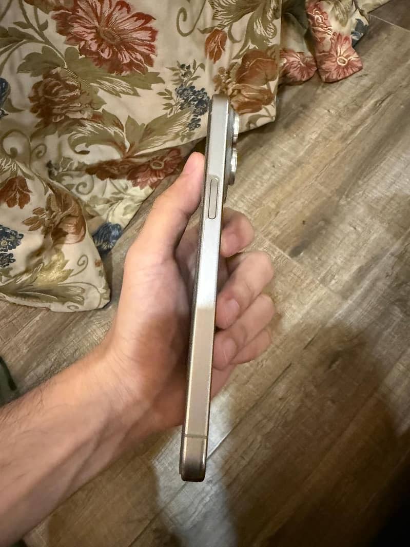 Apple iPhone 15 Pro Max 9