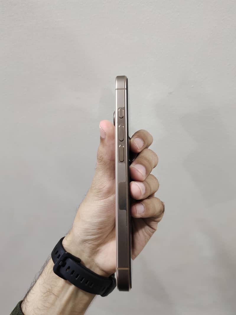 Apple iPhone 16 Pro 2