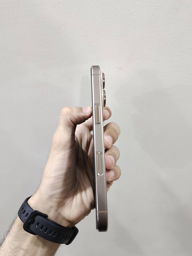 Apple iPhone 16 Pro 3