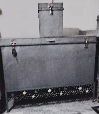 ایک فل سائز کی پیٹی ہے اور ایک ساتھ بکسا ہے 03260826839