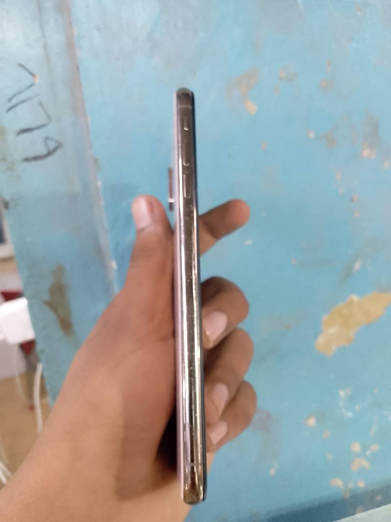 Apple iPhone XS Max 3