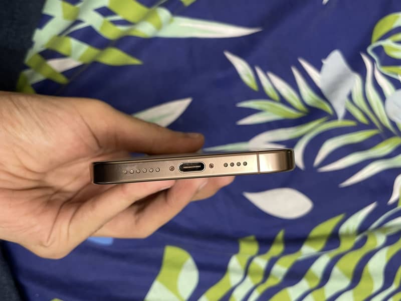 Apple iPhone 16 Pro Max 4