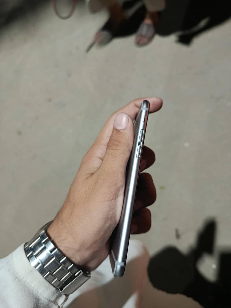 Apple iPhone 6S 4