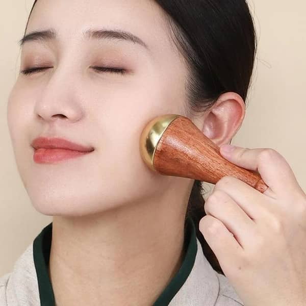 T  Natural brass and wood construction Crafted from brass and wood, this Guasha Face Facial Massager Tool Kansa Wand offers a premium feel and natural healing properties for your skincare routine. Designed for facial wellness Specifically