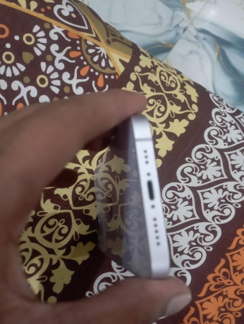 Apple iPhone 14 4