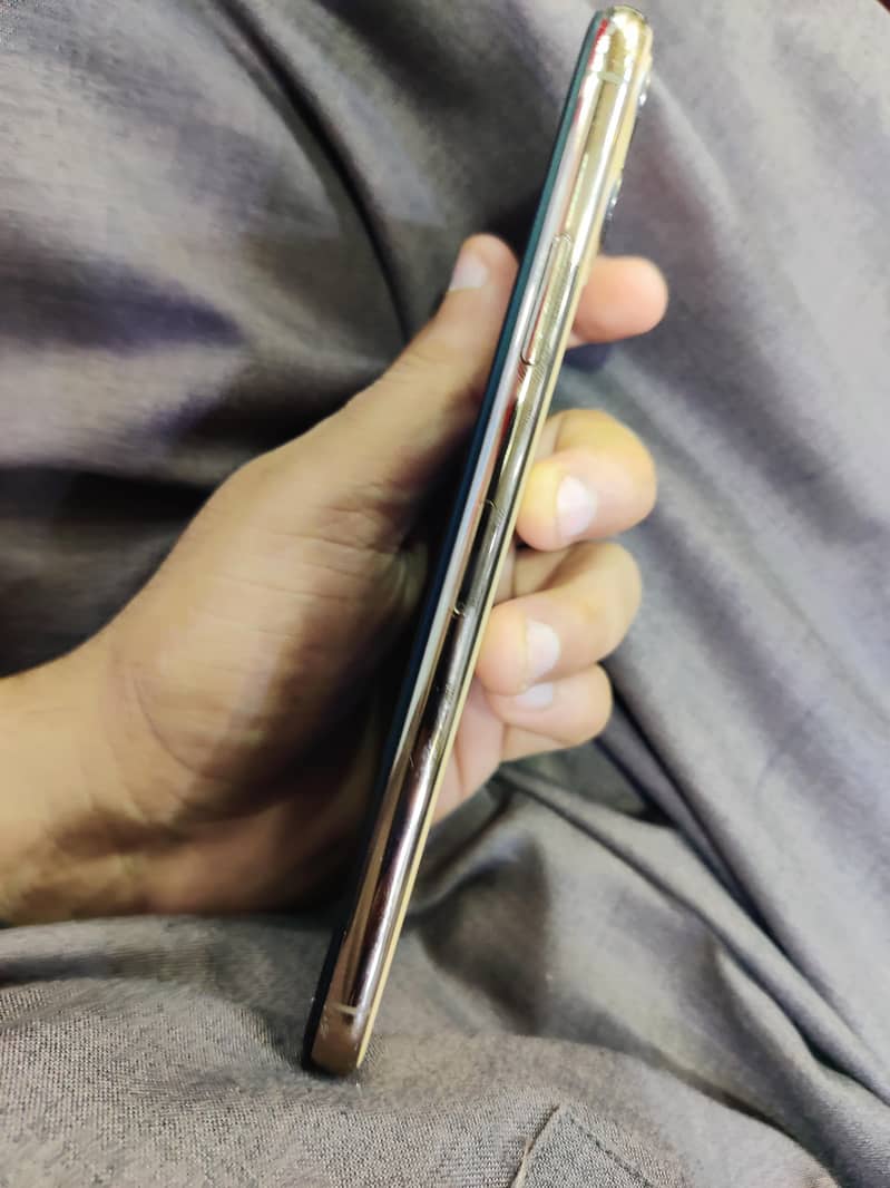 Apple iPhone 11 Pro Max 2