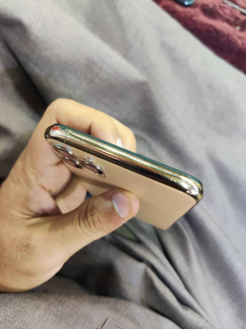 Apple iPhone 11 Pro Max 4