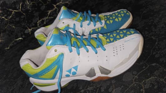 COURT SHOSE FOR SQUASH AND BADMINTON