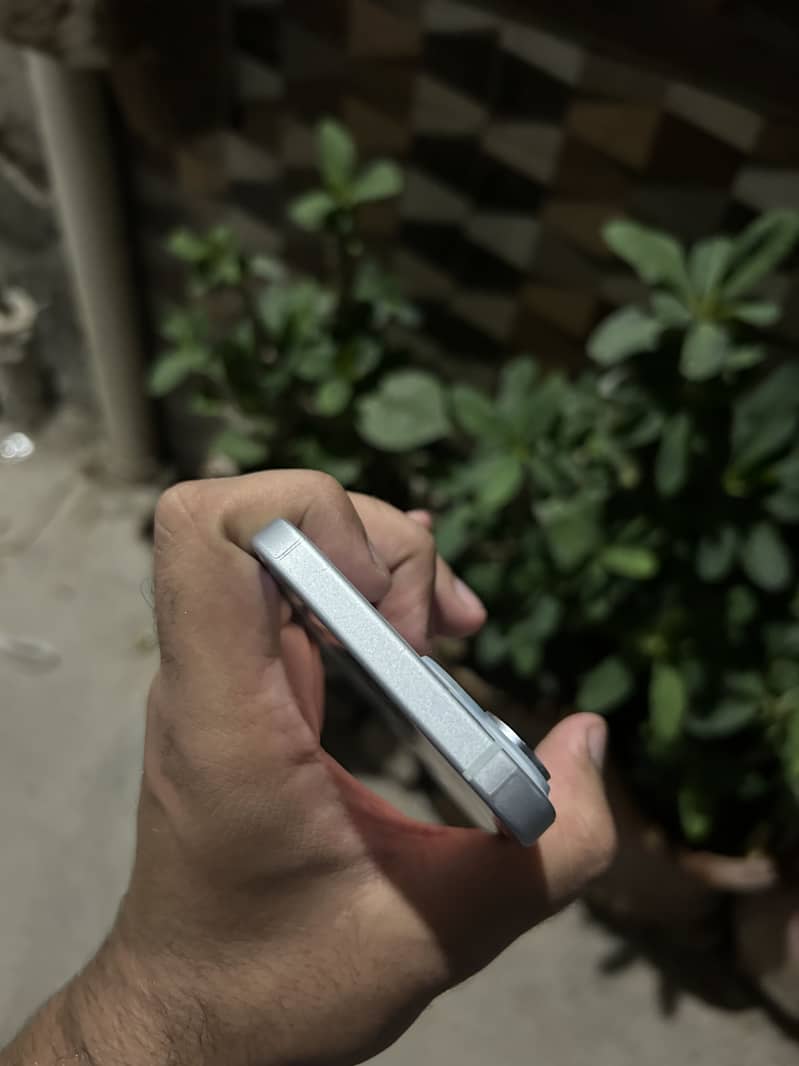 Apple iPhone 15 3
