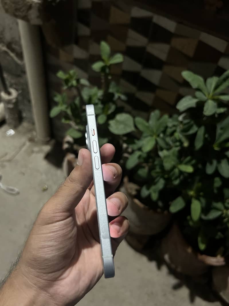 Apple iPhone 15 4