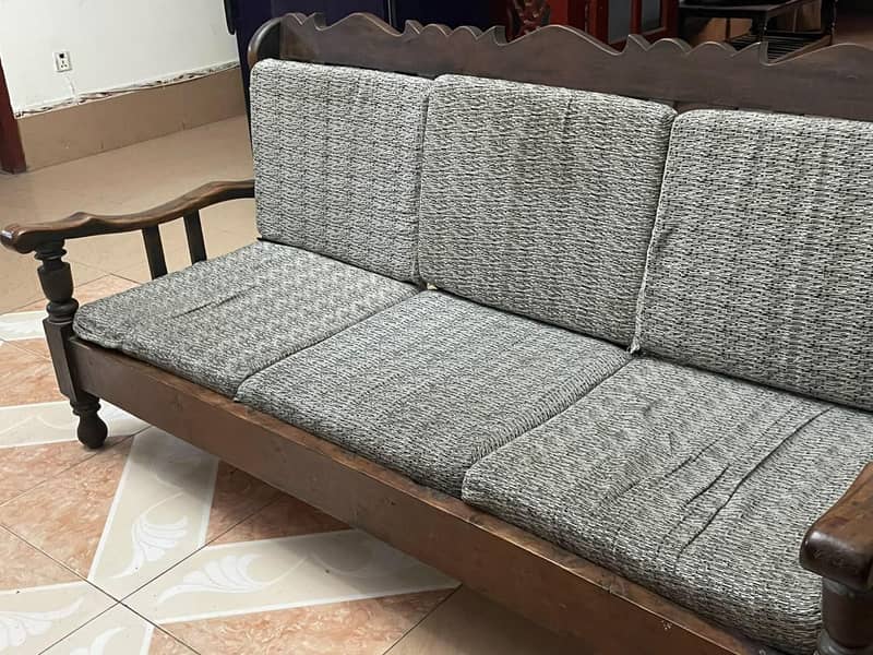 Beautiful Sofa Set – Good Condition 4