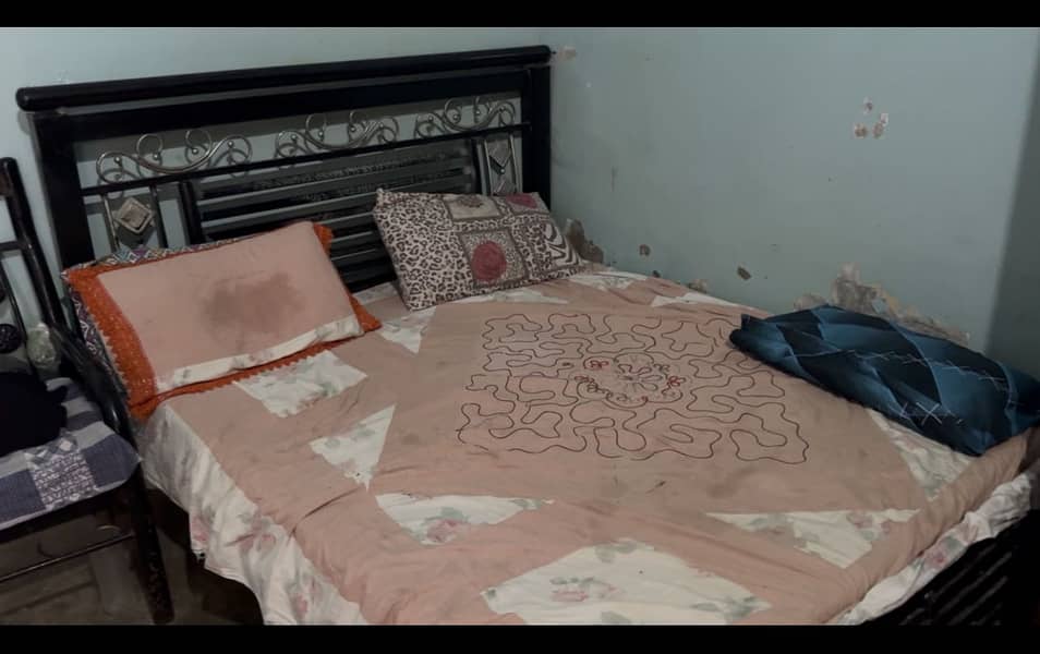 Bed with mattress 0