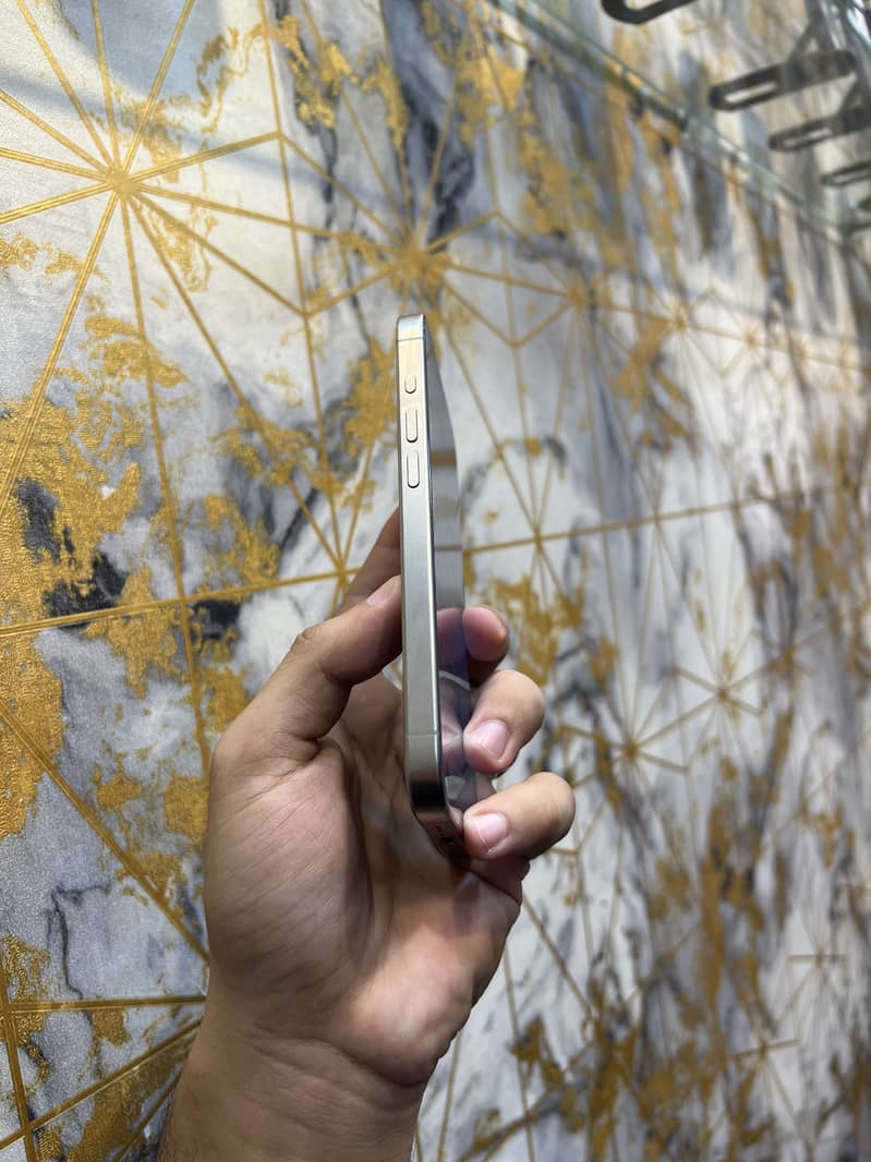 Apple iPhone 15 Pro 3