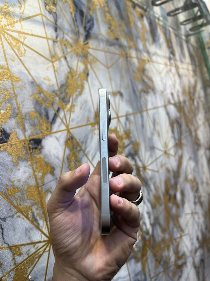 Apple iPhone 15 Pro 4
