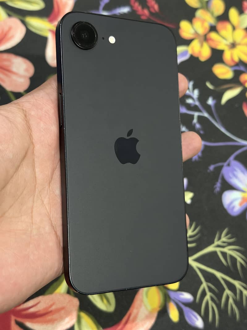 Apple iPhone 16e JV 0