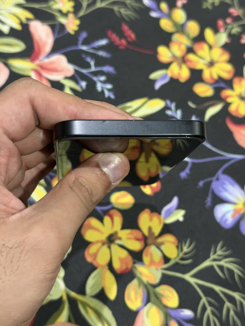 Apple iPhone 16e JV 3