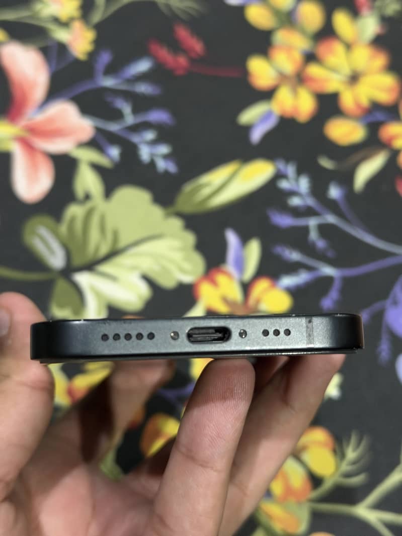 Apple iPhone 16e JV 4