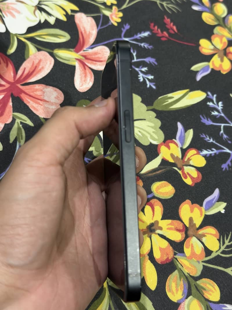 Apple iPhone 16e JV 5