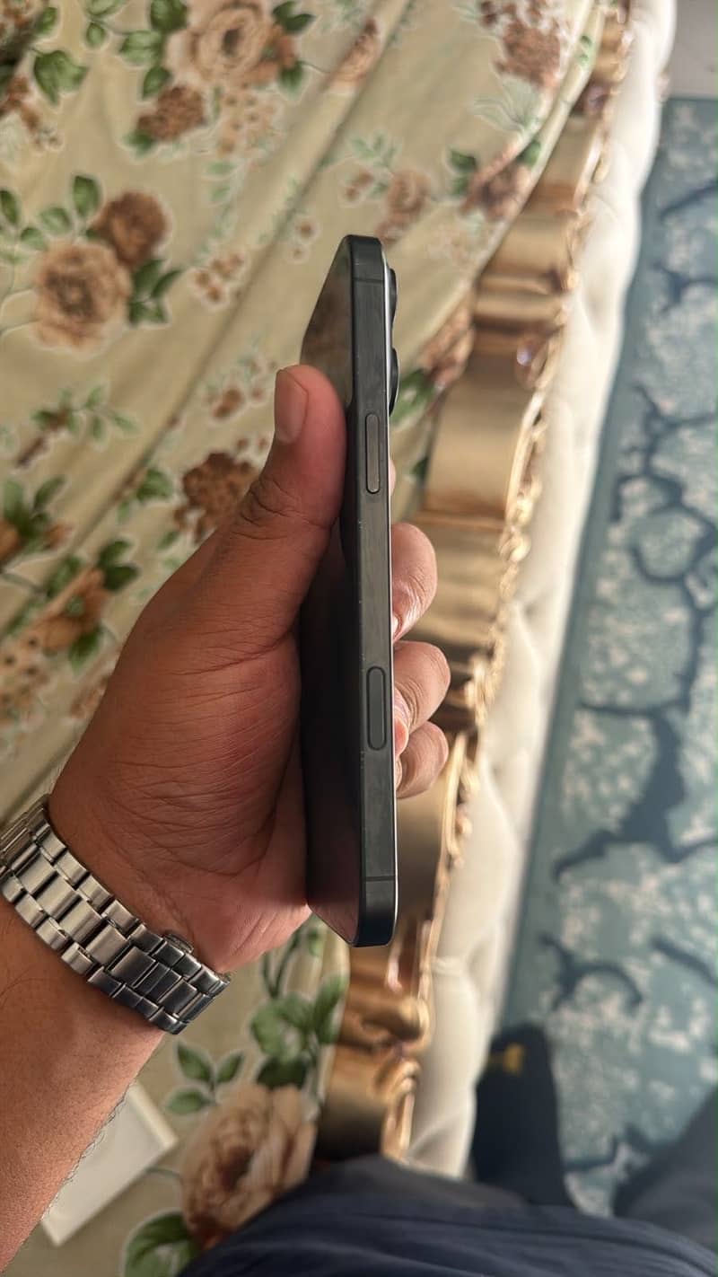 Apple iPhone 16 Pro Max 2