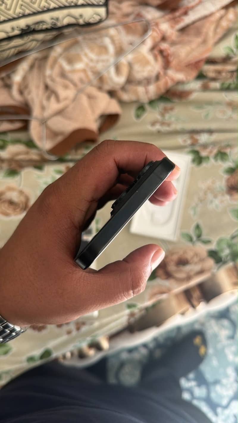 Apple iPhone 16 Pro Max 4