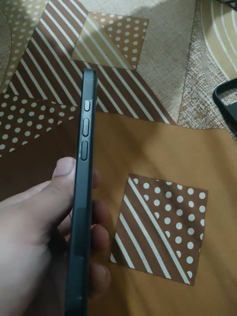 Apple iPhone 16 4