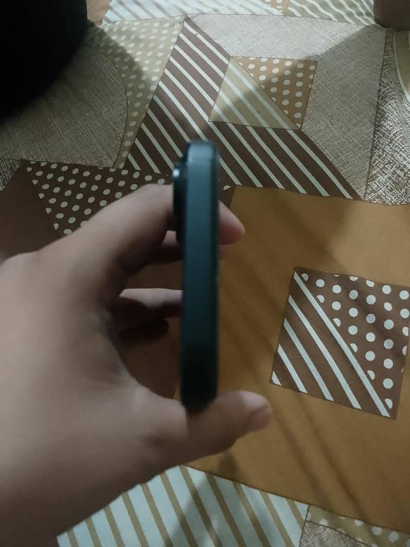 Apple iPhone 16 5