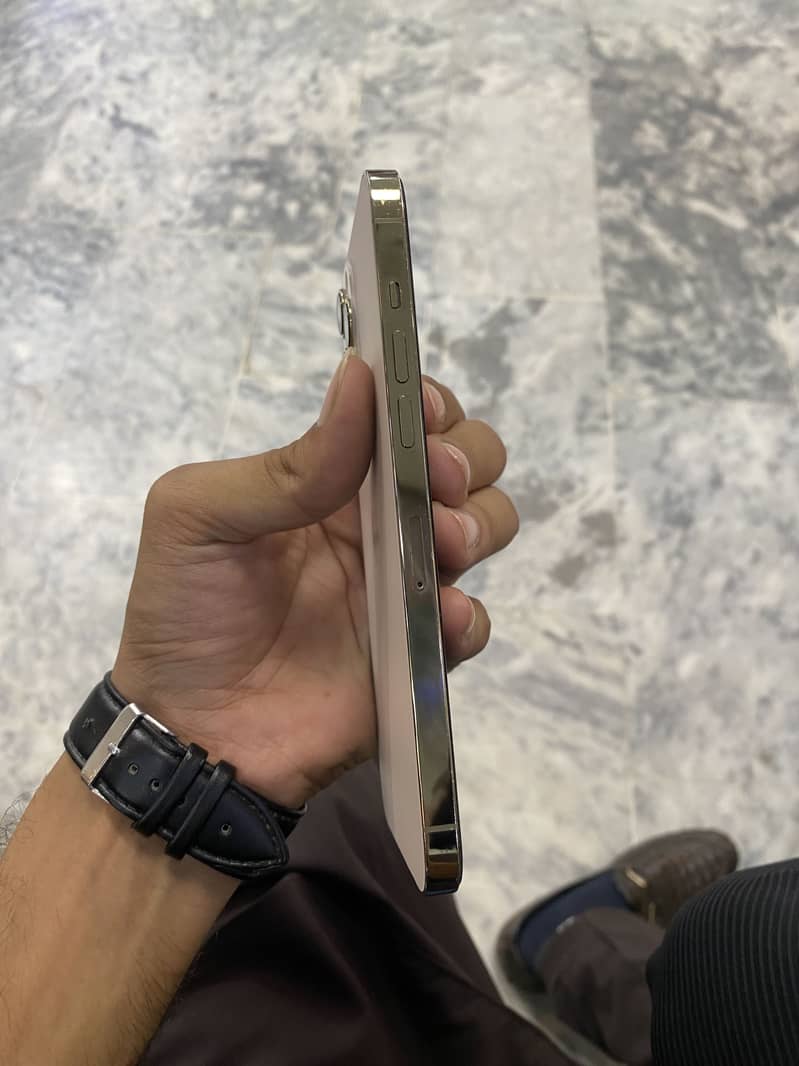 Apple iPhone 12 Pro Max 4