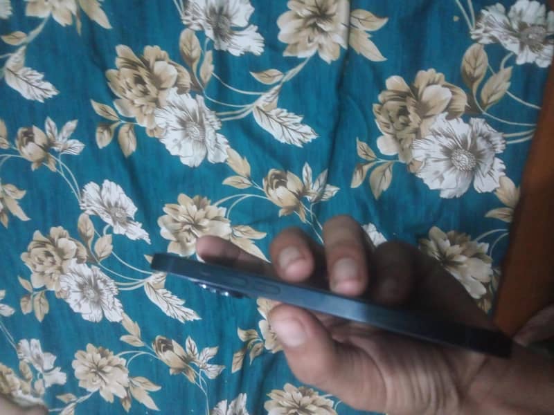 Apple iPhone 13 2