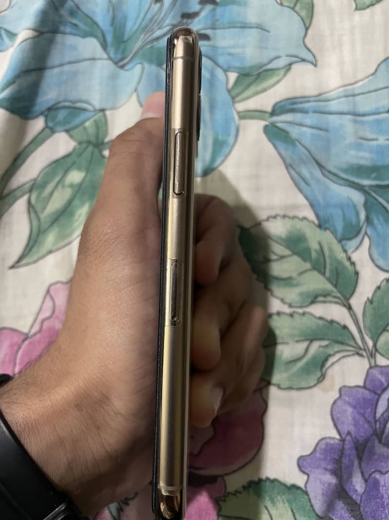 Apple iPhone 11 Pro 4