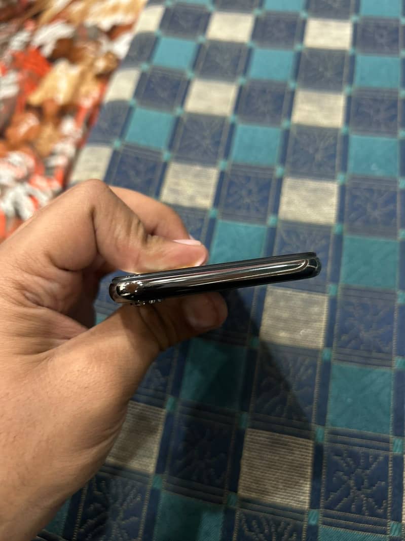 Apple iPhone X 4