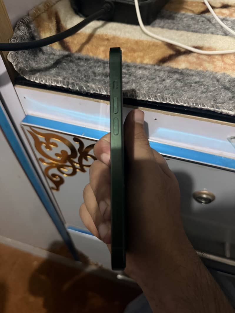 Apple iPhone 13 5
