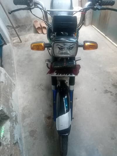 bohat achi bike hai,1st owner Karachi number