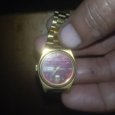 Seiko ki watch hai old woman lakin ya band hai