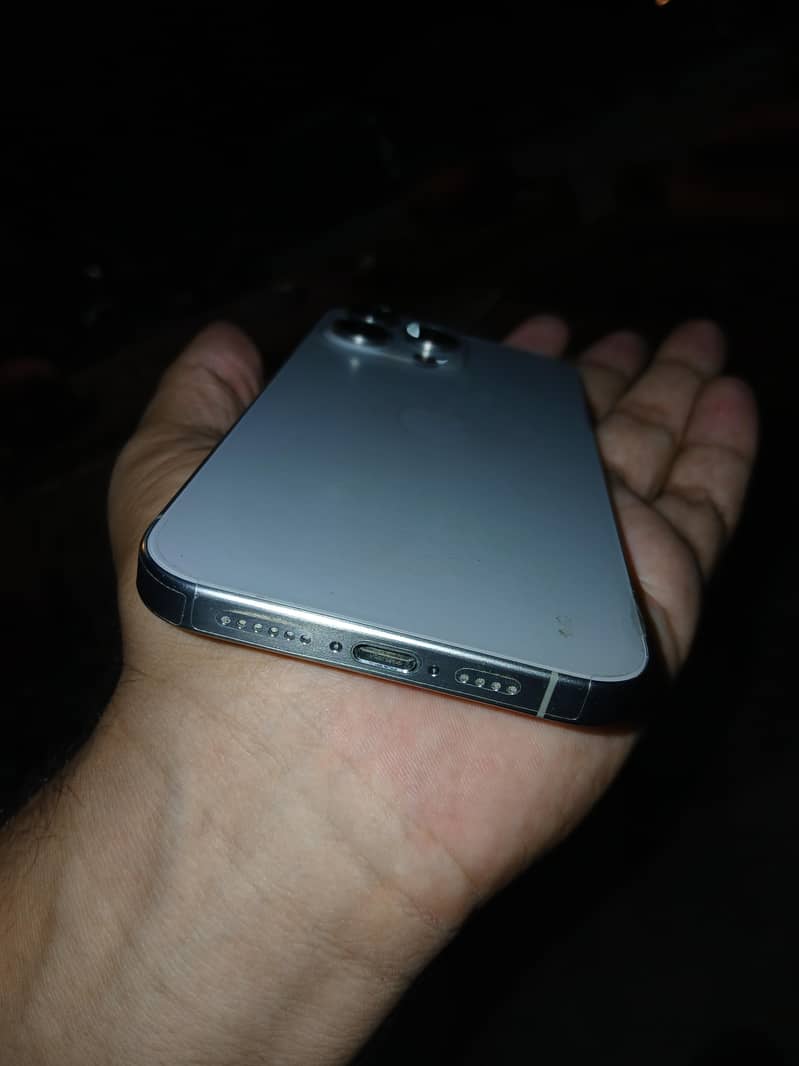 Apple iPhone 15 Pro Max 4
