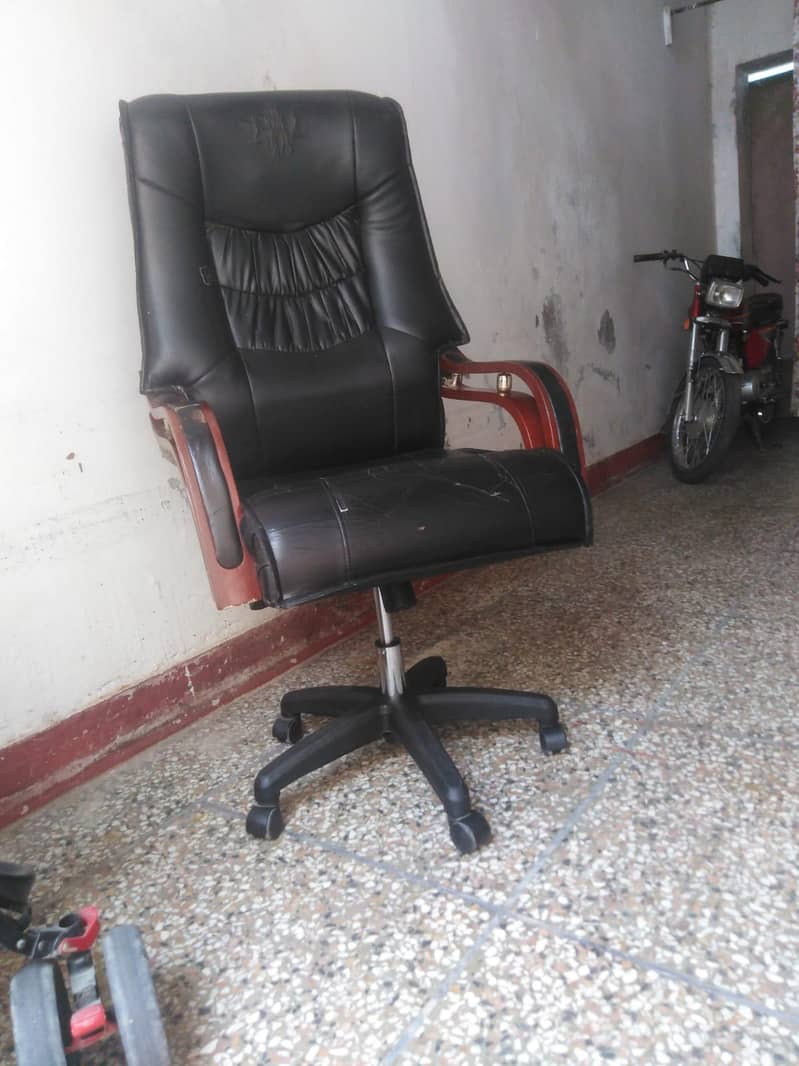 Executive chair used 0