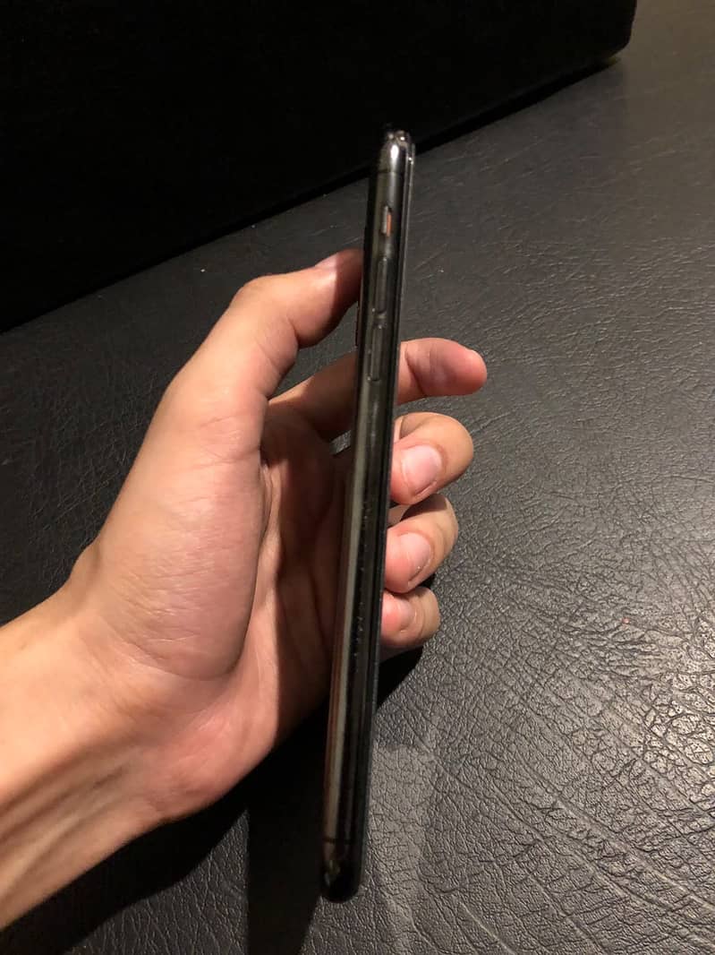 Apple iPhone 11 Pro Max 4