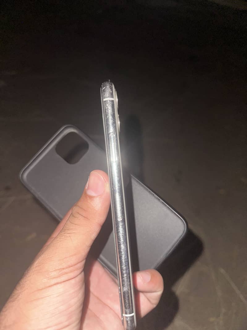 Apple iPhone 11 Pro Max 2