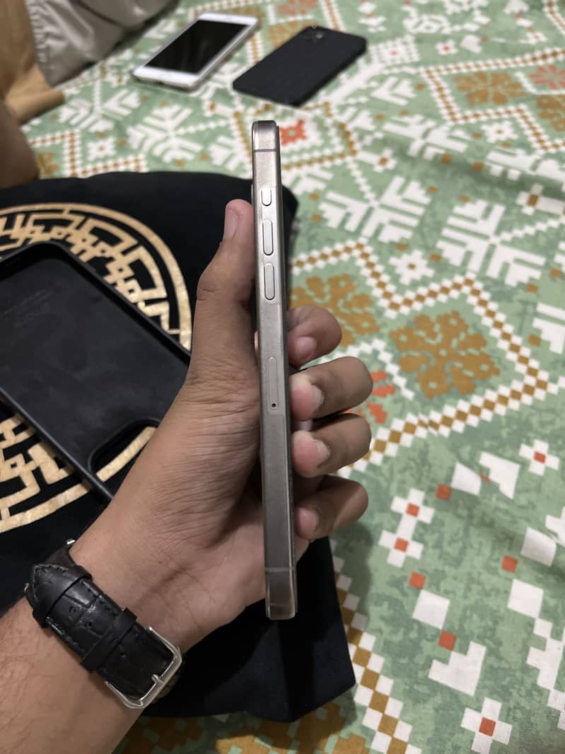 Apple iPhone 15 Pro Max 2