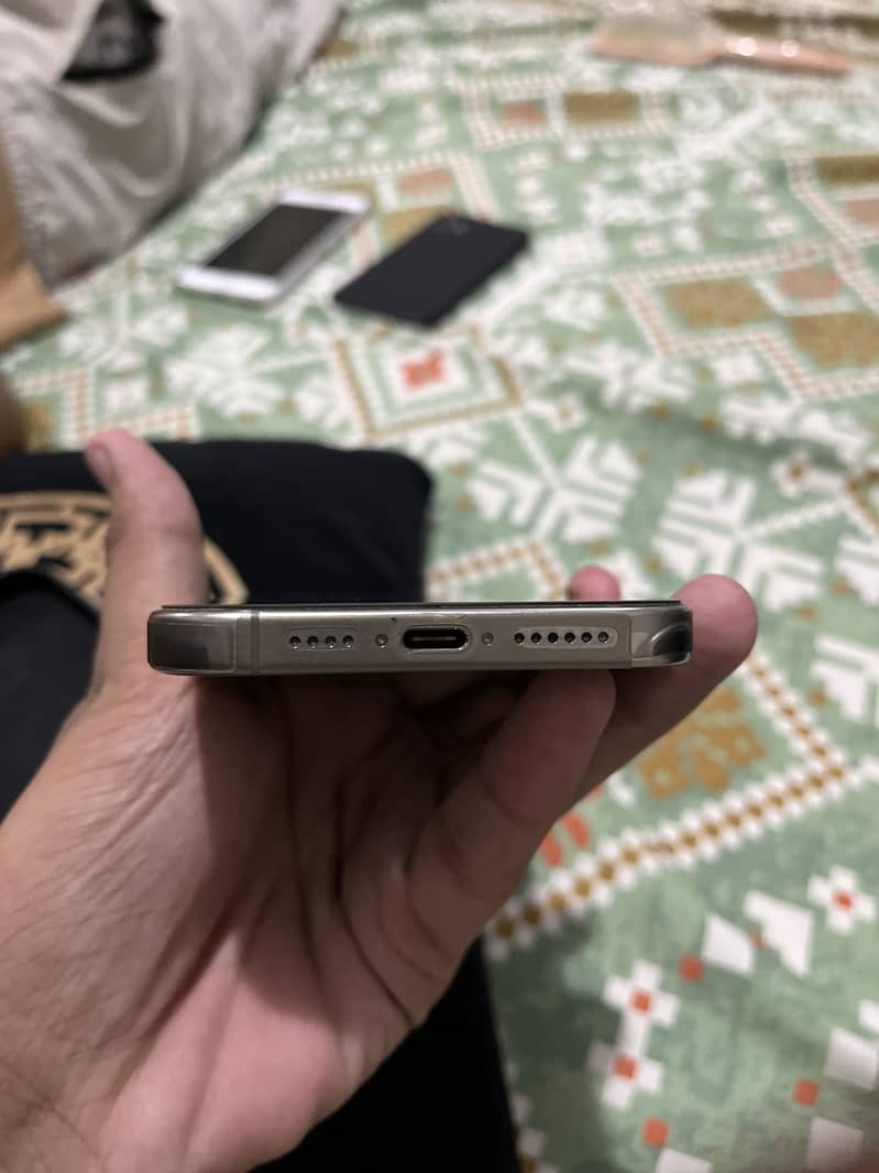 Apple iPhone 15 Pro Max 3