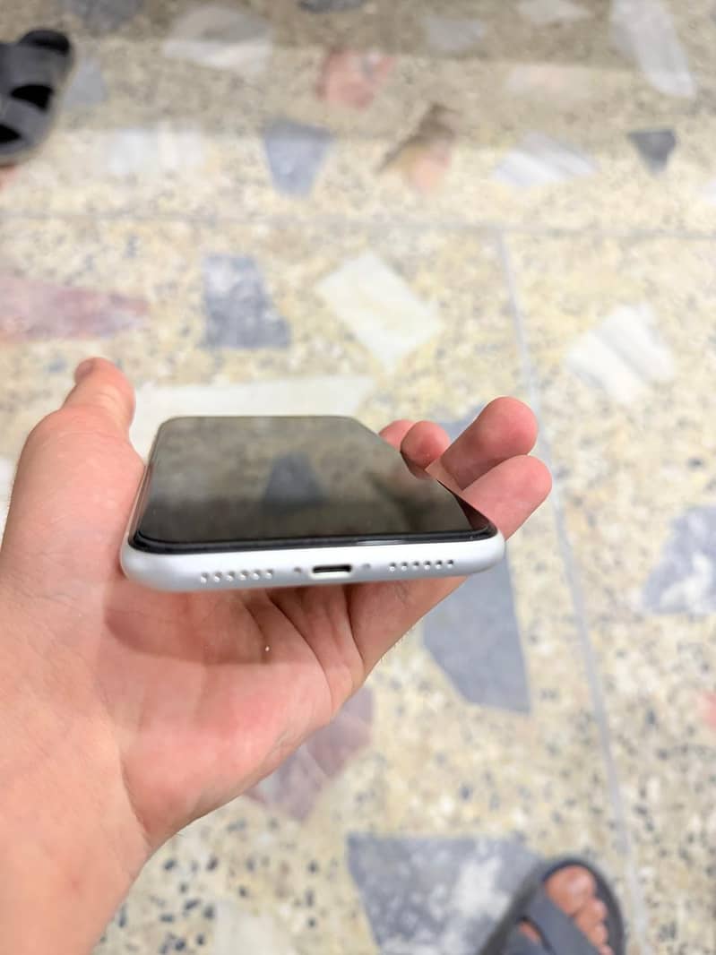 Apple iPhone 11 3