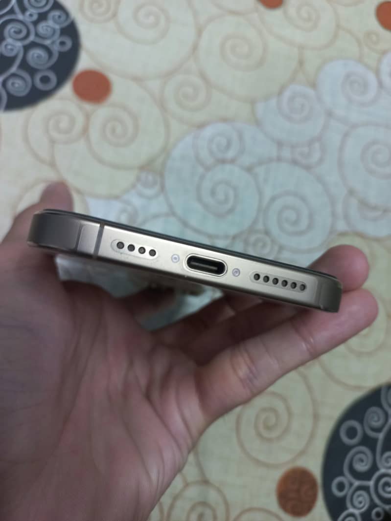 Apple iPhone 16 Pro Max 4