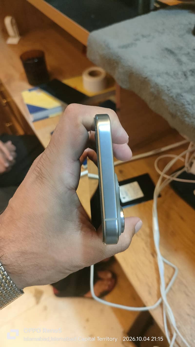 Apple iPhone 16 Pro Max 2