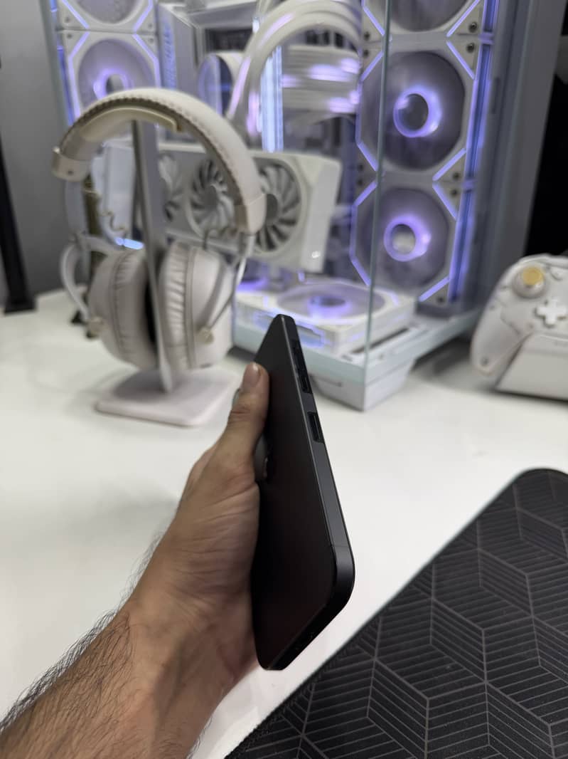 Apple iPhone 16 Pro Max 1