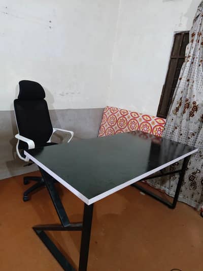 Office Table & Executive Chair – Good Condition