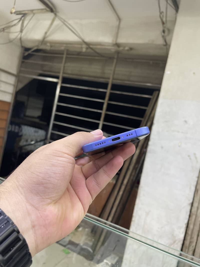 Apple iPhone 16 2